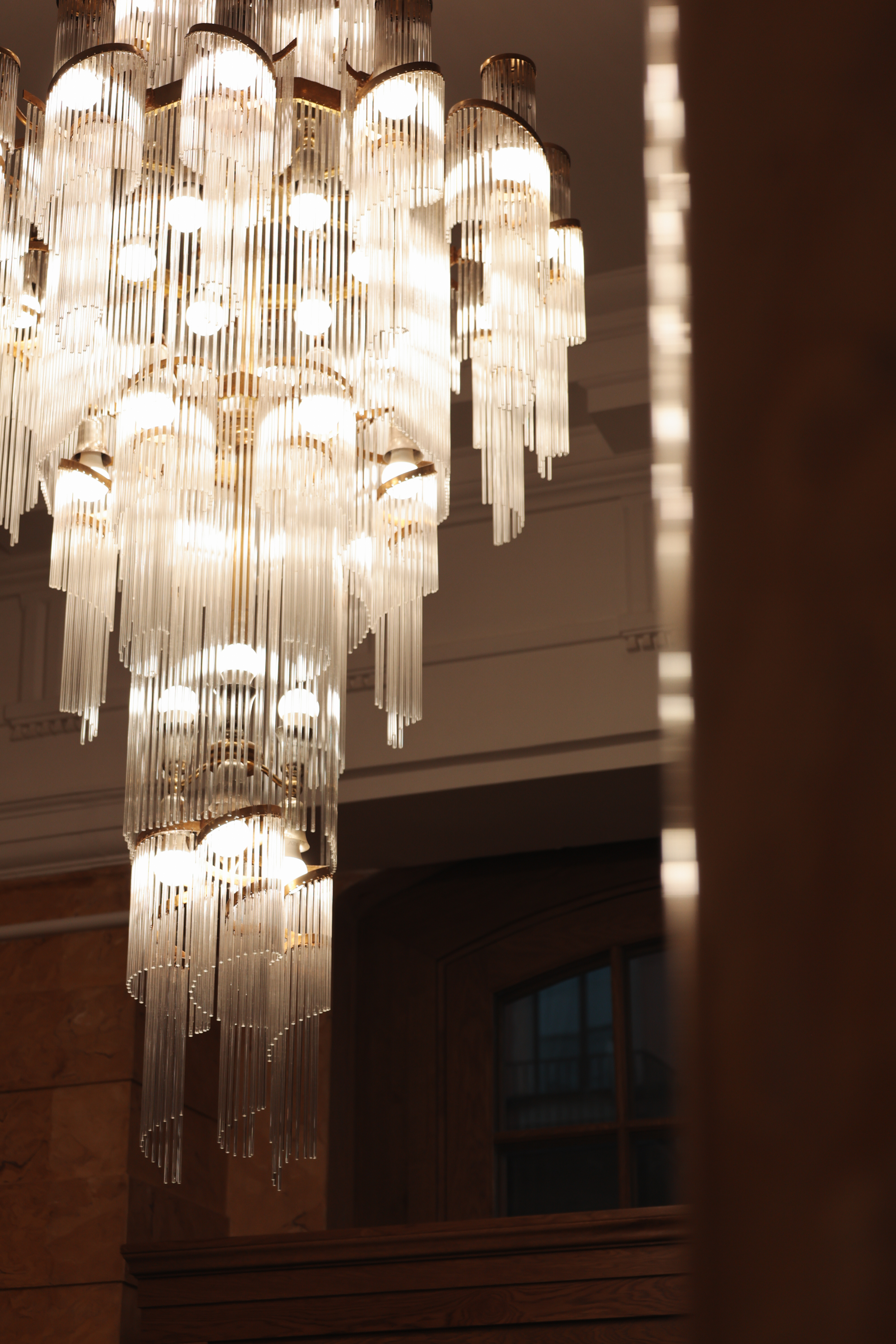 Люстра в отеле